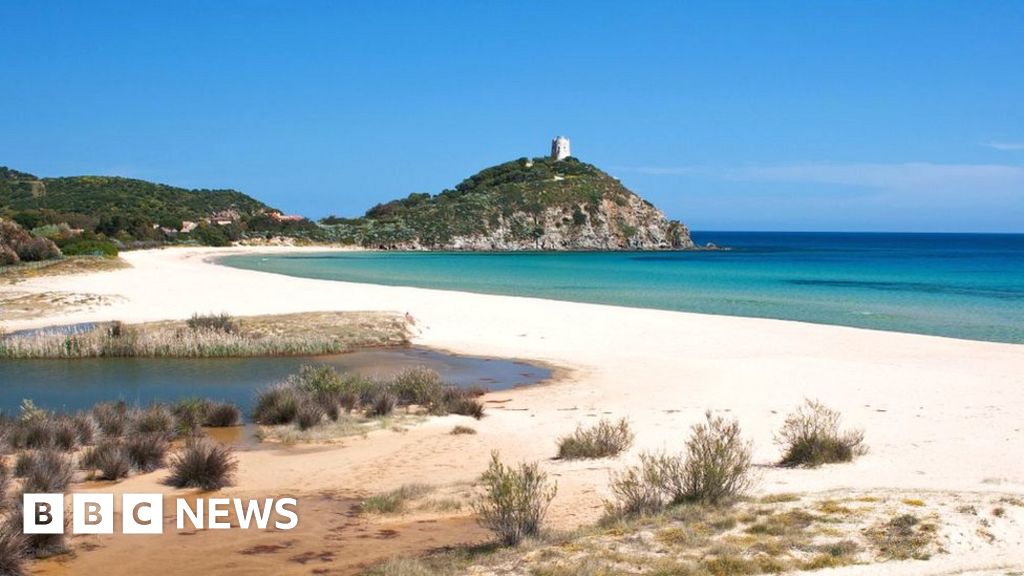 Sardinian sand theft: French tourists face jail term