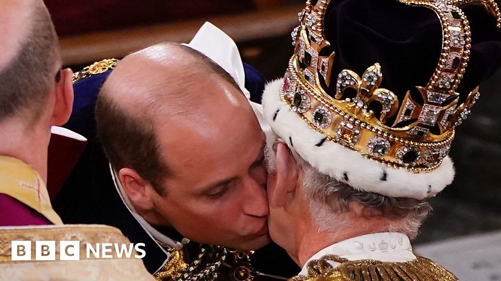 Prince William kisses the King after oath