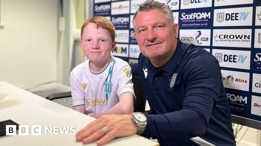 Dundee fan, 10, hit by flare meets his football heroes BBC News