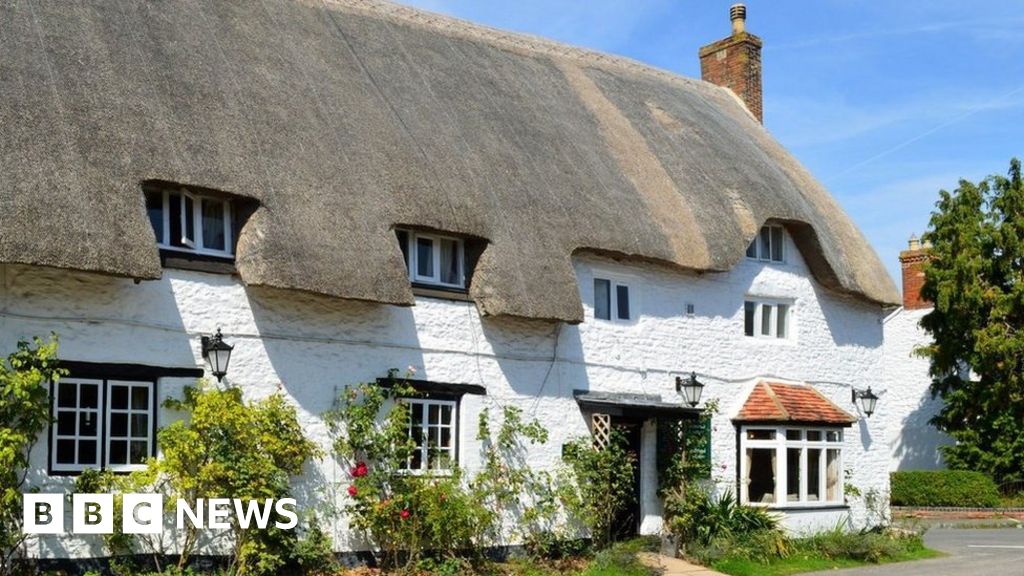 Coronavirus: Mystery man buys villagers fish and chips