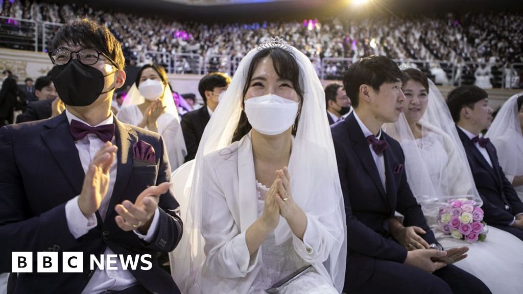 In pictures South Korea mass wedding defies coronavirus fears
