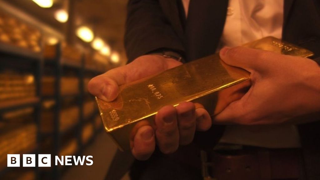 Банк покупает золото. Хранилище золота банка Англии. Золото в банке. Золотые слитки в банке. Слитки золота в хранилище.