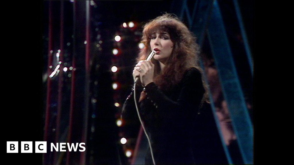 Kate Bush Performs Wuthering Heights On Top Of The Pops In 1978