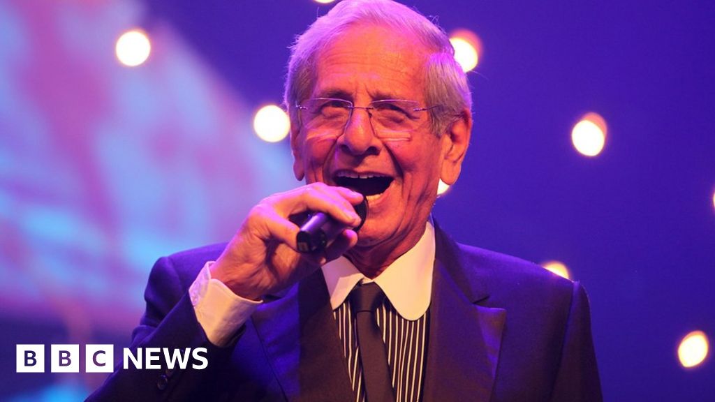 Chaim Topol: Fiddler on the Roof star dies aged 87