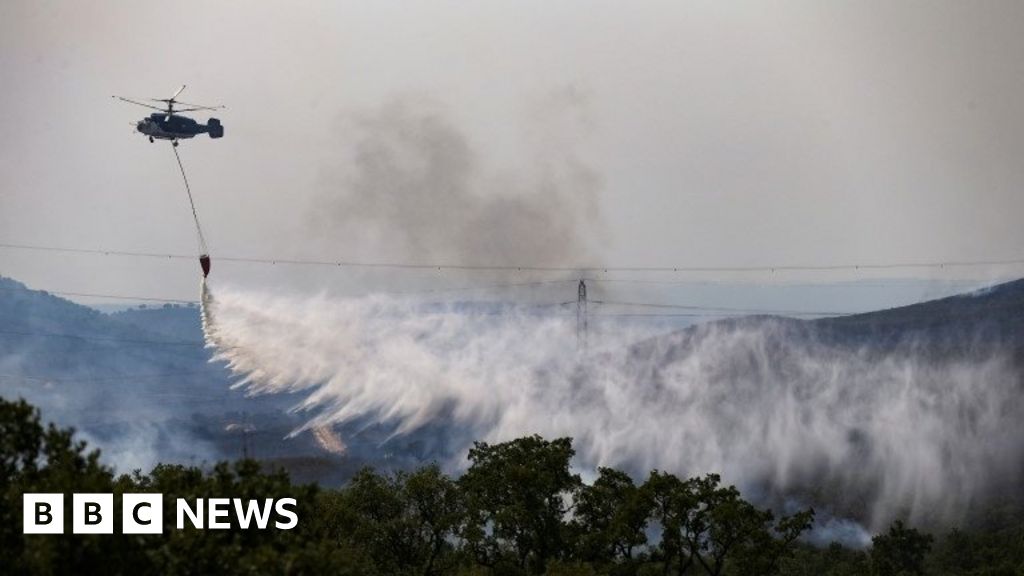 Onda de calor europeia: incêndios florestais mortais se espalham pelo Mediterrâneo