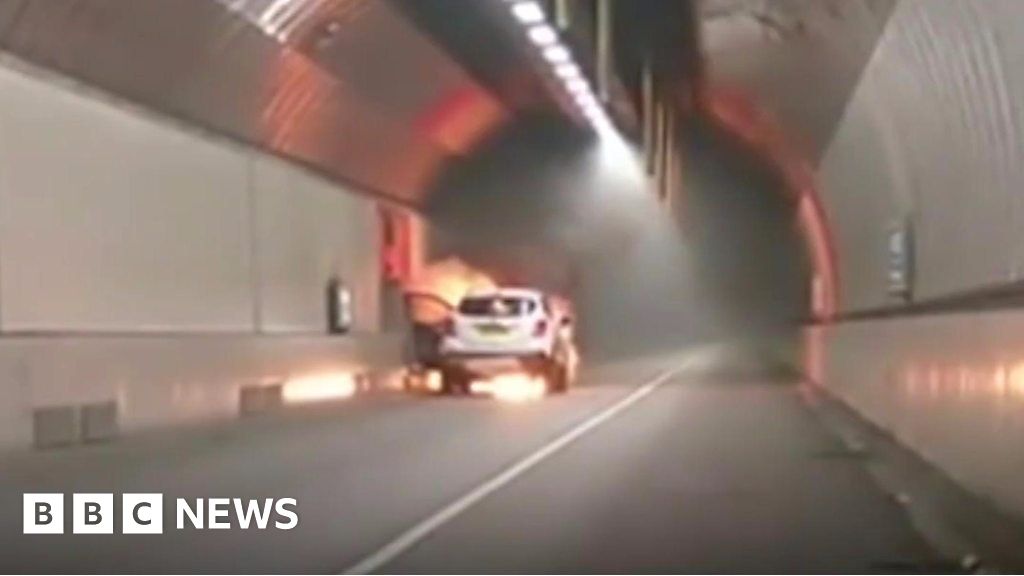 Blackwall Tunnel Car fire closes London river crossing