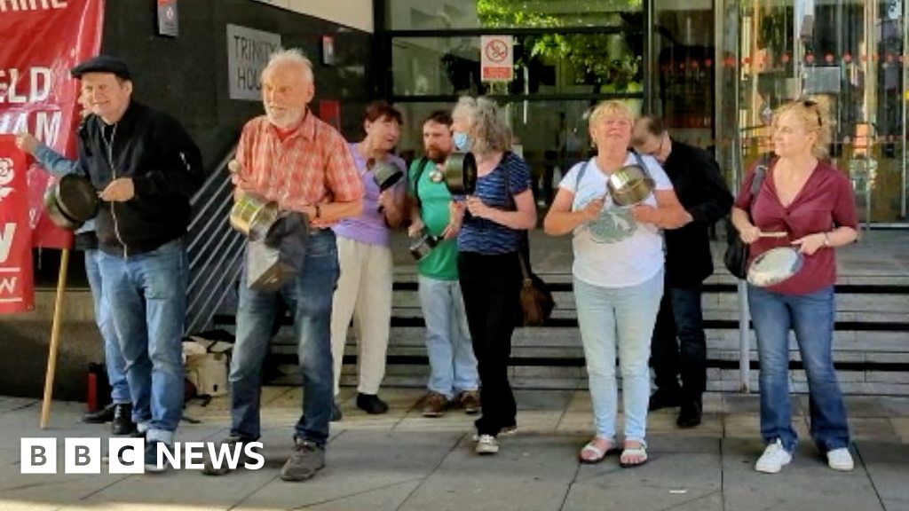 Nottingham Campaigners Stage Pots And Pans Protest Over Energy Prices ...