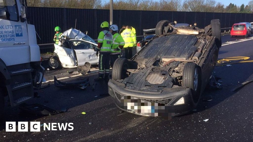 M1 in Nottinghamshire and Derbyshire closed after crash - BBC News