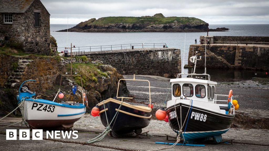 Mullion Island littered with thousands of elastic bands