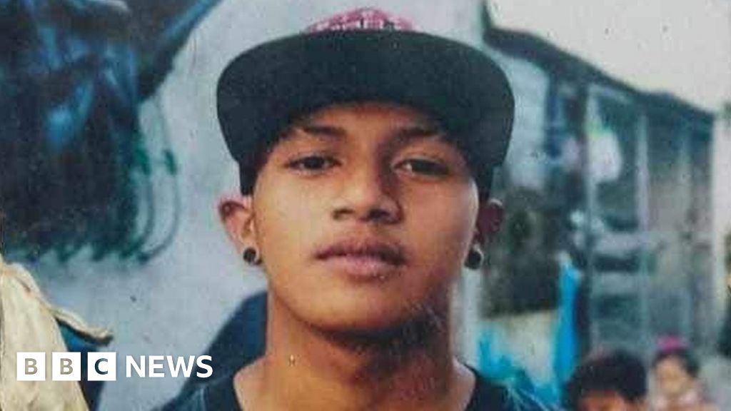 Филипини: Шестима полицаи отстранени след стрелба по тийнейджър в Манила