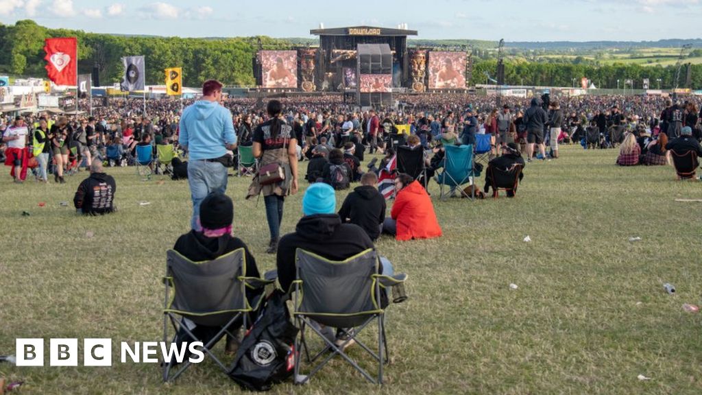 Download Festival: Second man dies after falling ill - BBC News