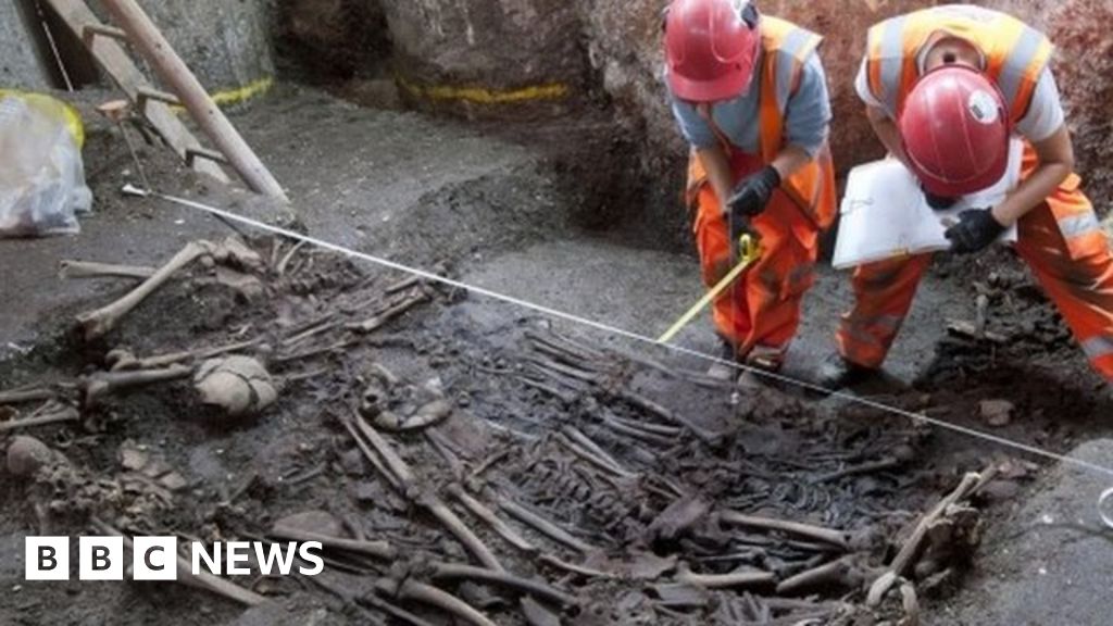 Possible London plague pit found by Crossrail BBC News