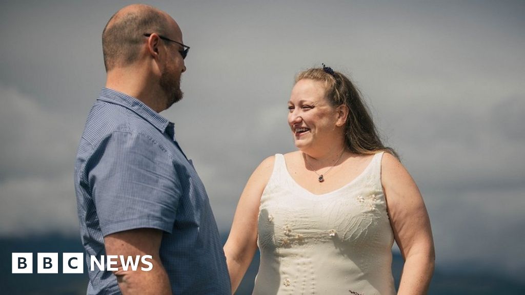 Islanders save lost luggage couple's wedding