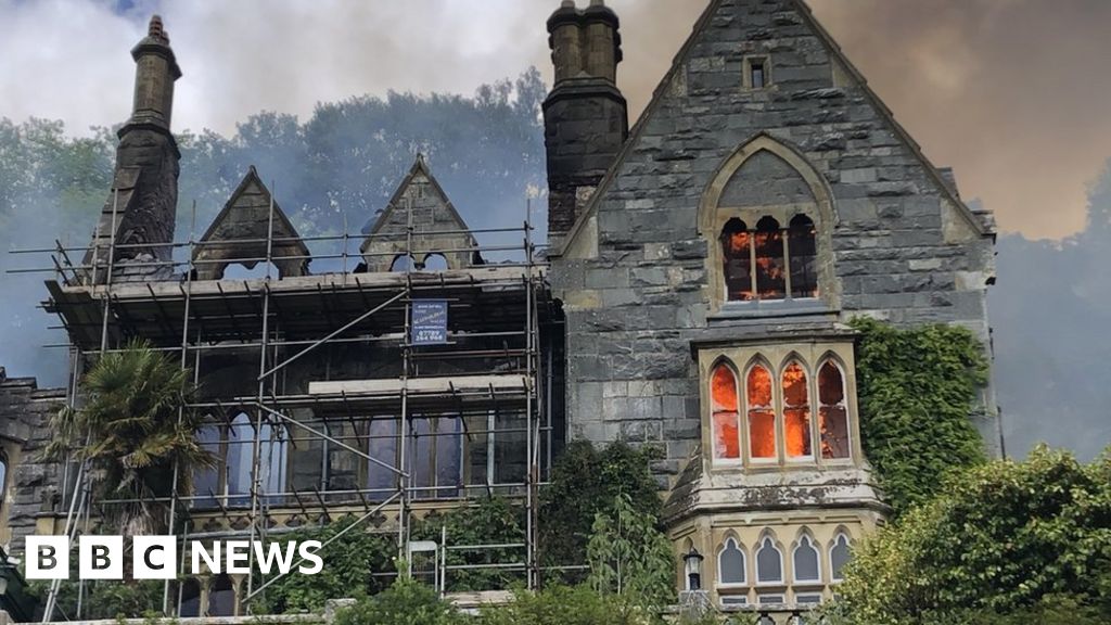 Bontddu Hall fire: Woman dies after blaze in former hotel - BBC News