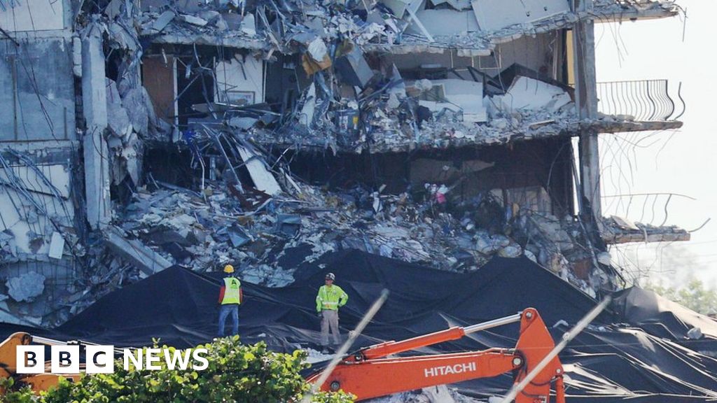 Miami collapse: Crews prepare for demolition as storm nears - BBC News