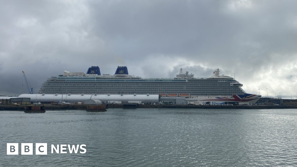 P&O Britannia-Schiff legt zur Reparatur in Southampton an