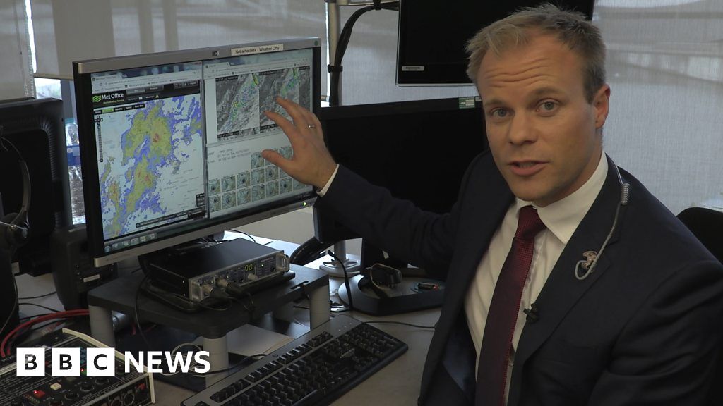 Simon King explains how we create a weather forecast. - BBC News