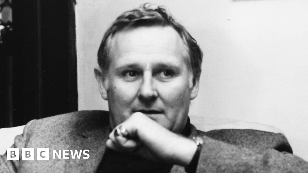Christopher Eccleston pays tribute to Peter Vaughan BBC News