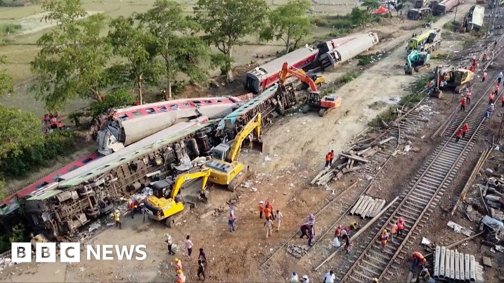 印度火车事故：工人从铁轨上清除残骸
