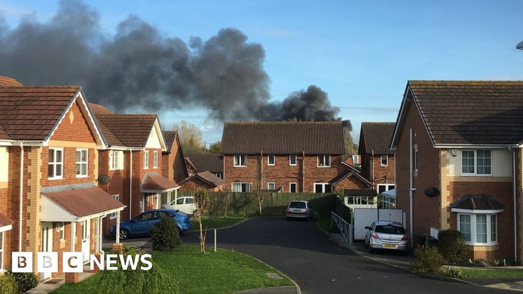 Kinmel Bay garage fire: Homes evacuated due to blaze - BBC News