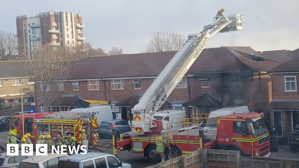 Gosport: Three arrested after vehicle fires spread to home - BBC News