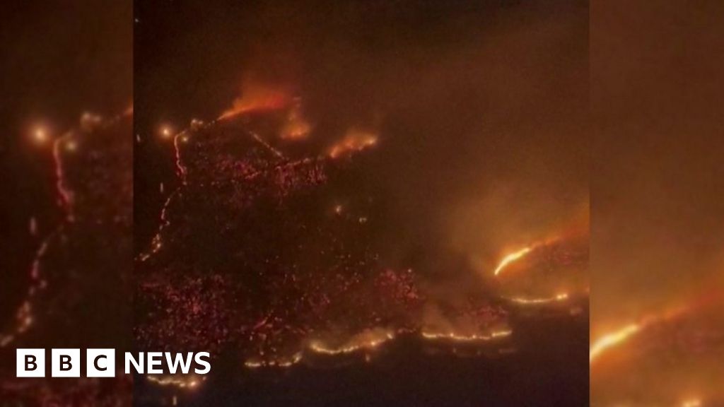 Plane passenger captures scale of Maui wildfires