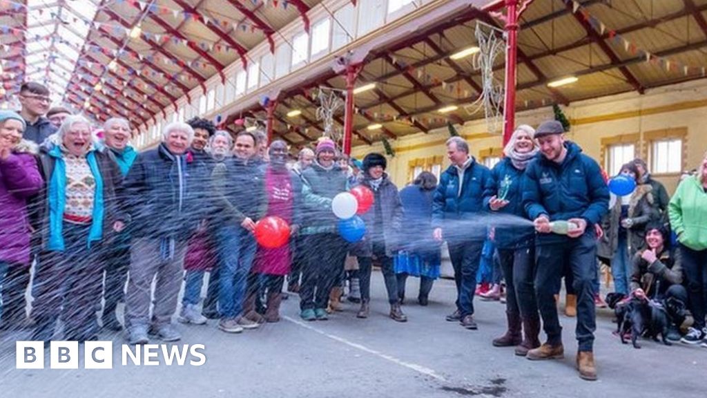 South Molton market wins national community award BBC News