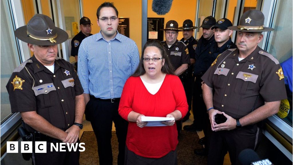 Kim Davis Kentucky Clerk Relents In Gay Marriage Dispute Bbc News 0739