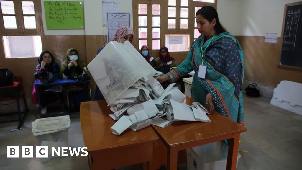 Избори в Пакистан 2024 г.: Преброяването е в ход след спорните избори