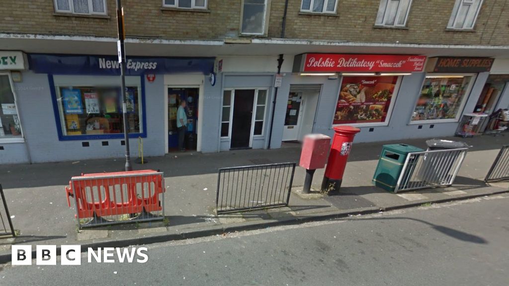 Armed robbers raid Slough newsagents - BBC News