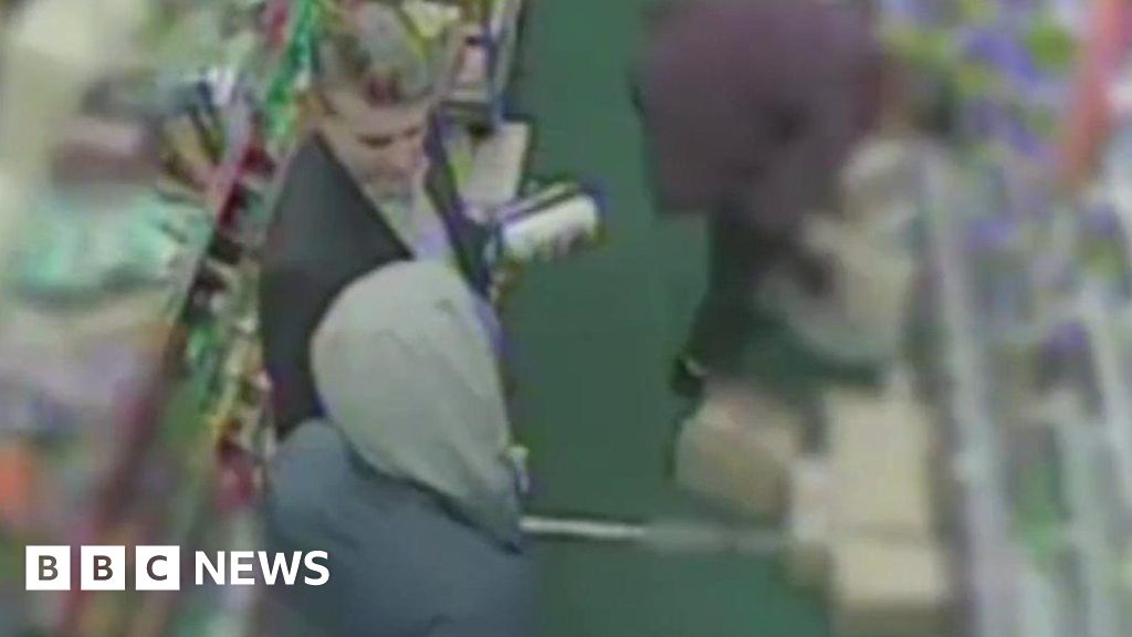 Murderer filmed shopping in Sainsbury's with victim - BBC News