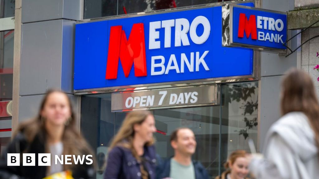بنك مترو يبرم صفقة إنقاذ لجمع الأموال