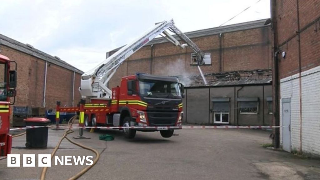 Wolverhampton fire: Arson arrest over warehouse blaze - BBC News