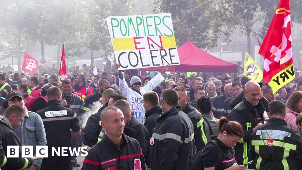 French Firefighters Hit Paris Streets In Major Protest French Firefighters Hit Paris Streets In Major Protest