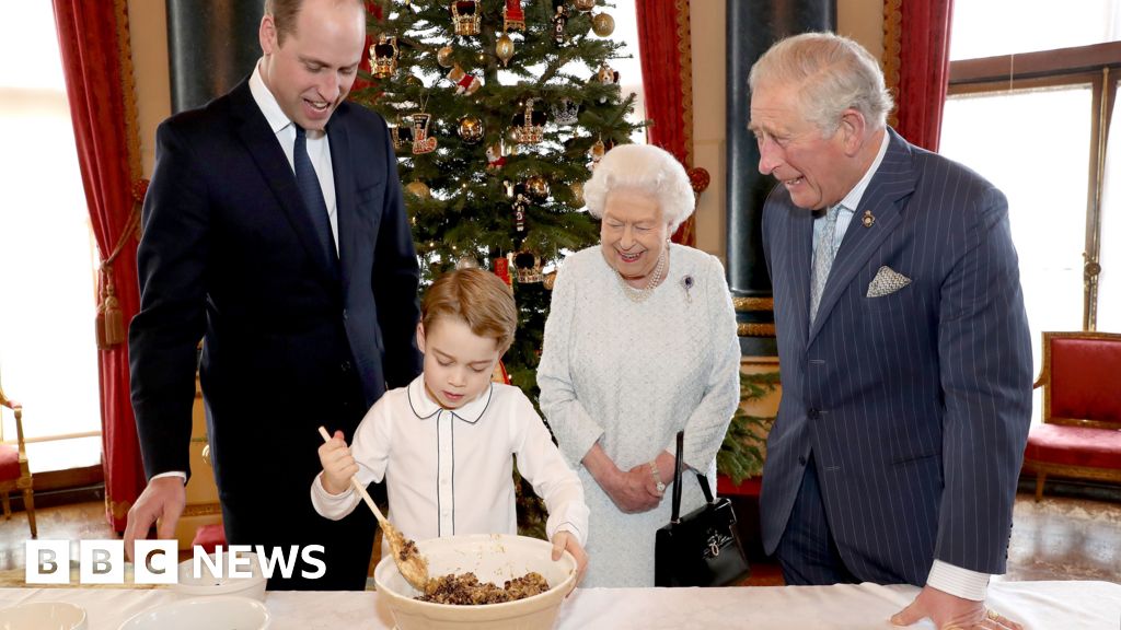 Royal Family Christmas pudding photos: Five things to spot thumbnail
