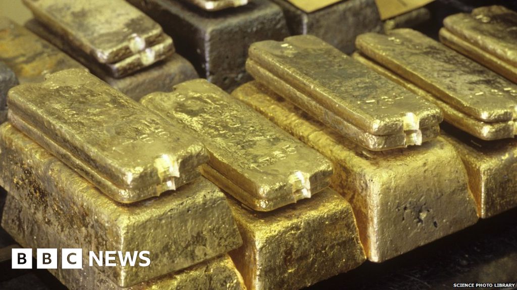 Egypt gold theft: Suspects held after finance ministry raid - BBC News