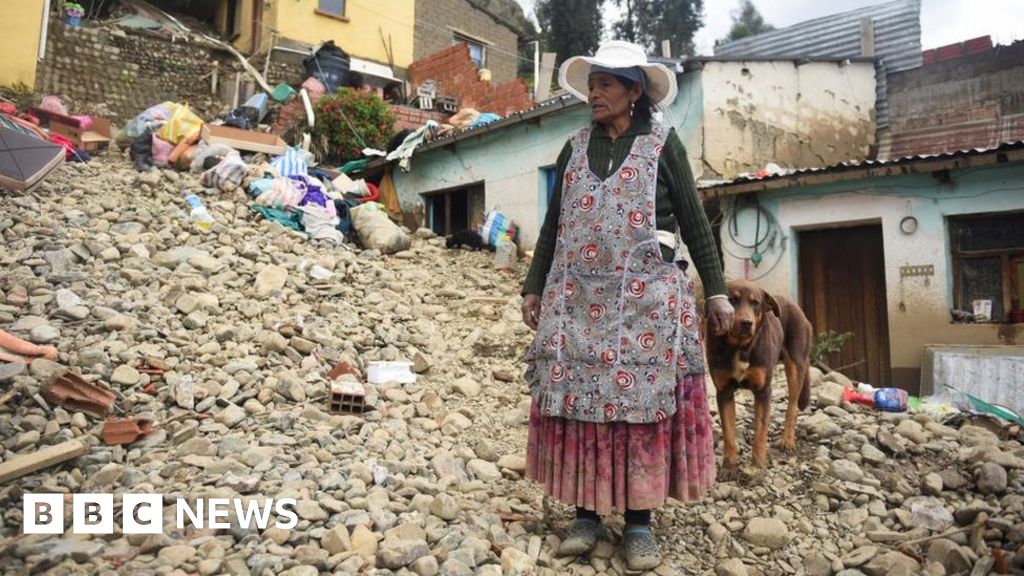 Наводнения в Боливия: Предупреждение, тъй като проливни дъждове убиха десетки