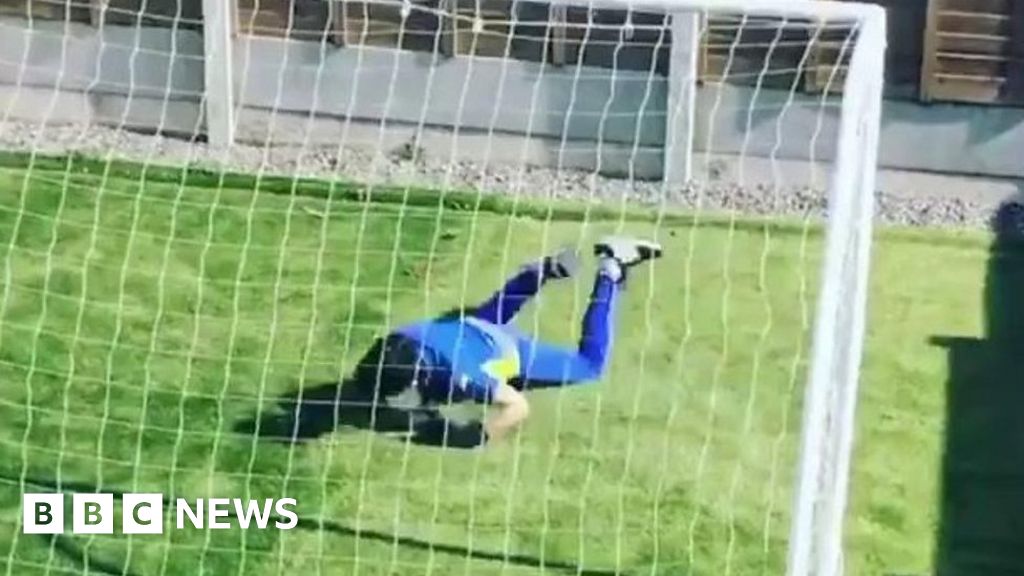 Leeds fan, 11, finds creative way to keep training BBC News
