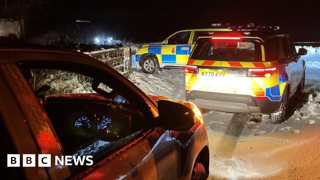 Police criticise Amazon drivers stuck in Derbyshire snow 
