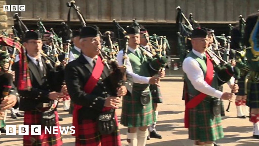 Hundreds of pipers play in Manchester tribute to Queen