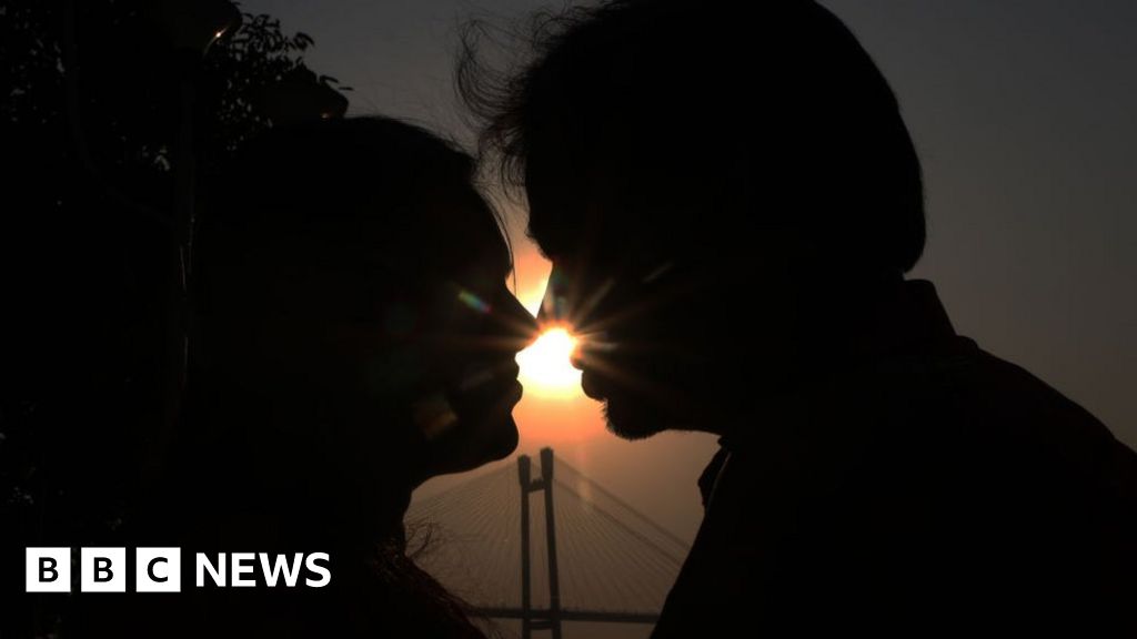 Hindisexy Viedo - Delhi Metro: To kiss or not - the taboo around public affection in India -  BBC News