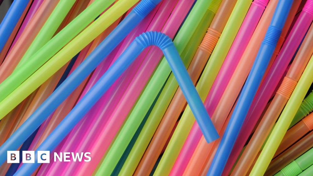 Why plastic straws could disappear from a pub near you BBC News