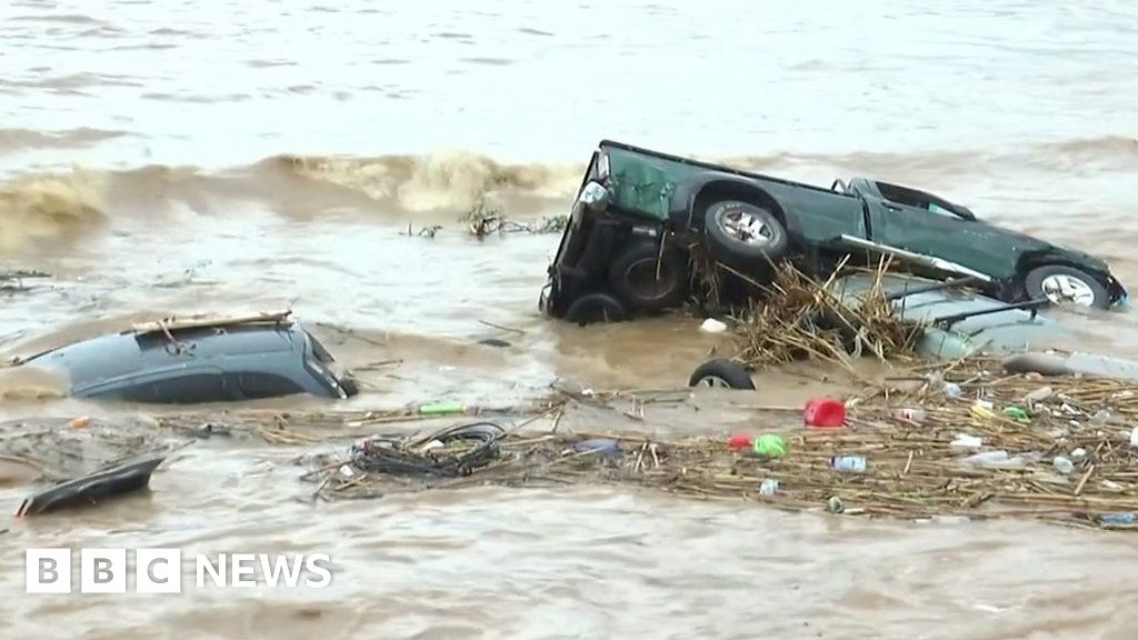 Vehicles dragged into the sea in Crete flash floods