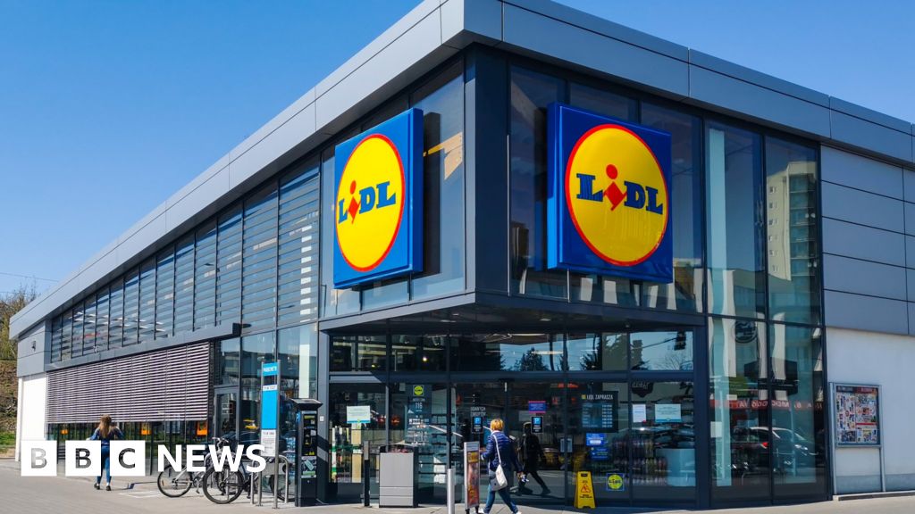 Lidl offers store finder’s fee in fight for new customers