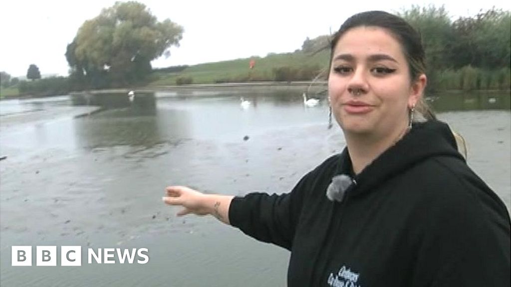 Cleethorpes Extra Water Pumped Into Drought Hit Boating Lake Bbc News