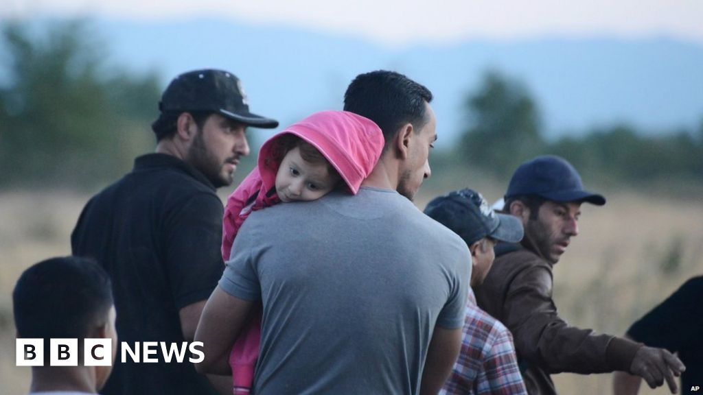 Migrants crisis: Slovakia 'will only accept Christians' - BBC News