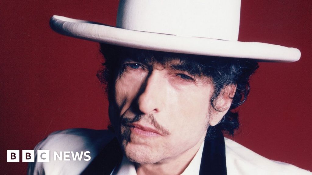Bob Dylan apologises for machine-printed 'signatures' - BBC