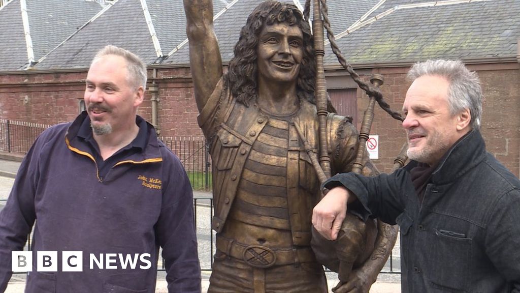 AC/DC singer's statue unveiled at BonFest - BBC News