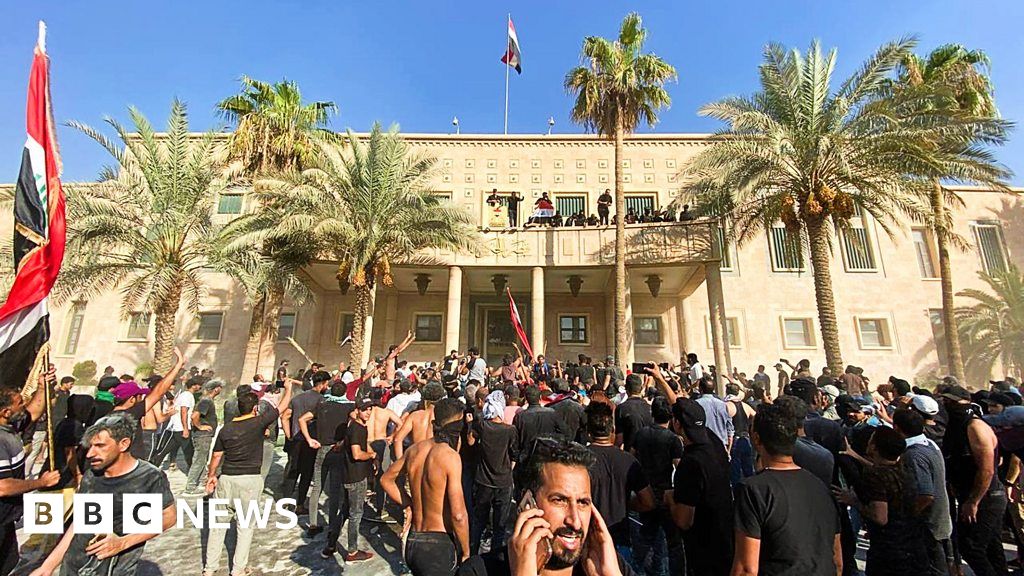 Moqtada al-Sadr supporters storm Iraqi palace after he retires