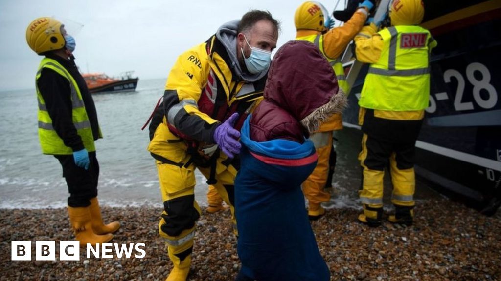 Channel deaths: More boats arrive after 27 people drown – BBC News